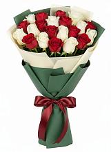 Букет Микс из красных и белых роз в Грозном
