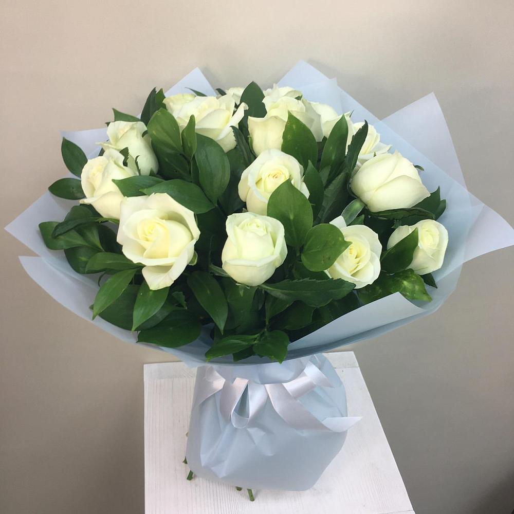 Букет 15 Белых роз Проуд в Грозном