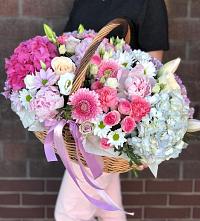 Цветочная композиция из Розы, Хризантемы, Пионы и Лизиантусы в корзине в Грозном