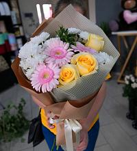 Букет цветов из:  Герберы, Розы и Хризантемы в Грозном
