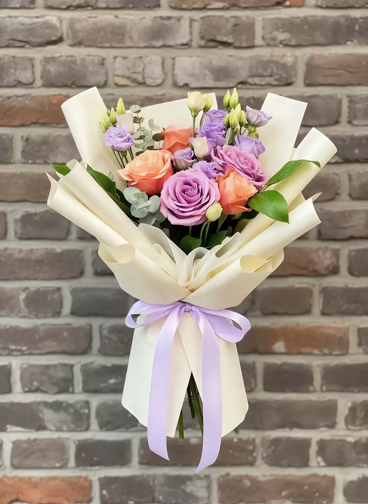 Букет цветов из: Лизиантусы и Розы в Грозном