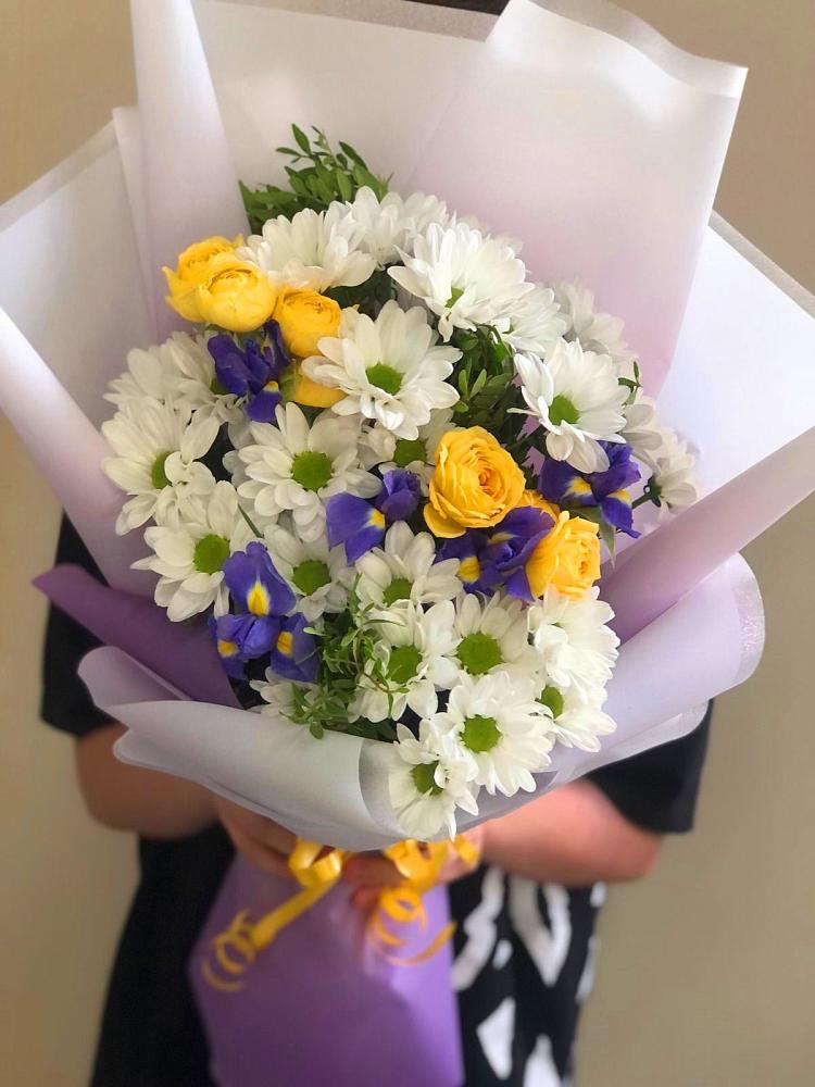 Букет цветов из: Ирисы, Хризантемы и Розы в Грозном
