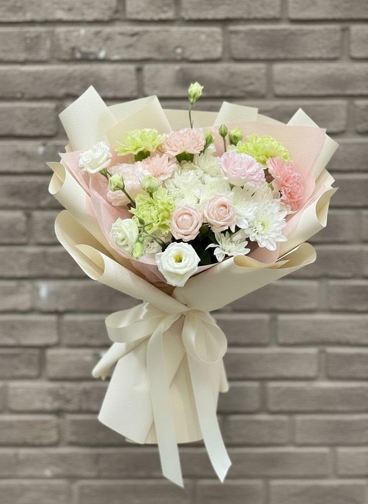 Букет цветов из: Гвоздики, Розы, Лизиантусы и Хризантемы в Грозном