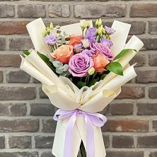 Букет цветов из:  Лизиантусы и Розы в Грозном