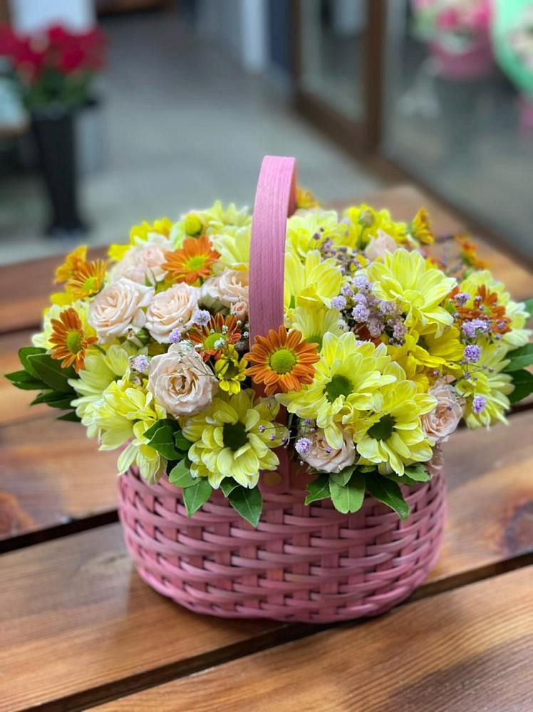 Цветочная композиция из Хризантемы и Розы в корзине в Грозном