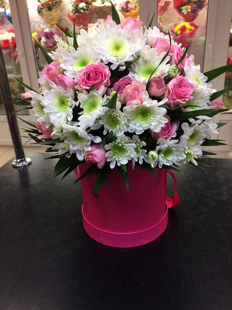 Цветочная композиция из Розы и Хризантемы в шляпной коробке в Грозном