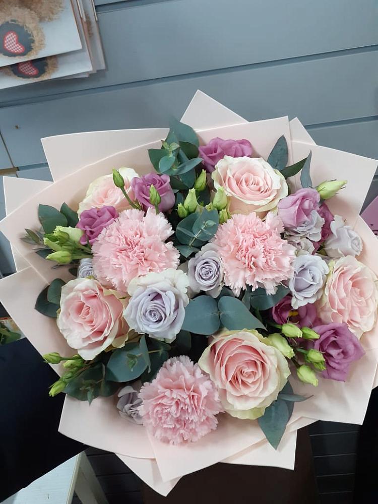 Букет цветов из: Розы, Гвоздики и Лизиантусы в Грозном